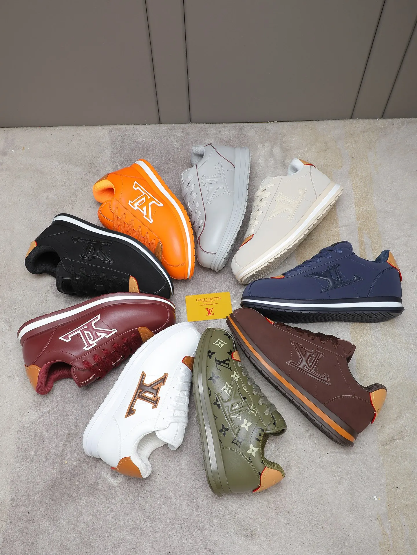 PP560 LV Louis Vuitton L Jialu Brand Runner Tatic Series Thick-soled Casual Sports Shoes Running Shoes Original purchase, development and production This LV Runner Tatic sports shoe combines technical materials such as mesh fabric and ribbons to interpret the inspiration of traditional mountaineering shoes. LV letters are written on one side, the lariat buckle of the quick lacing system is embellished with Monogram flowers and Louis Vuitton logos, and the light and wear-resistant rubber outsole completes the whole. ▪️Fabric: Original imported cowhide + mesh ▪️Inner lining: Original customized breathable mesh ▪️Sole: Original open-molded anti-slip rubber combination material ▪️Size: Men's 38-44 (customized for 45 and 46)